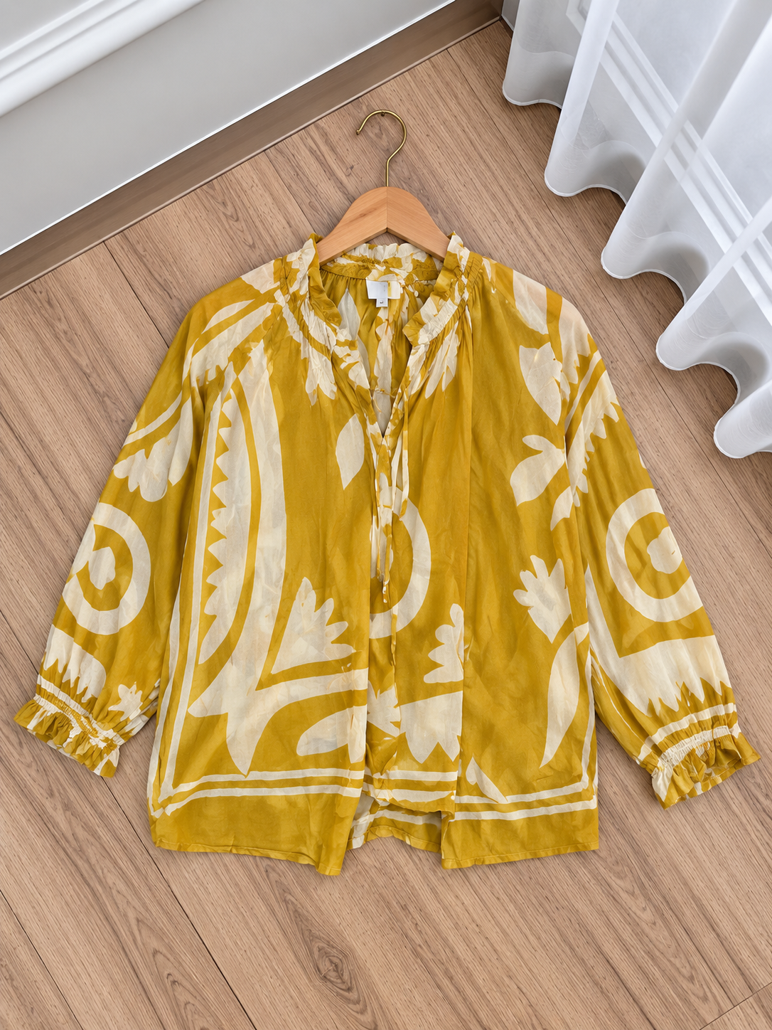 Blusa Mostaza Estampada de Manga Larga