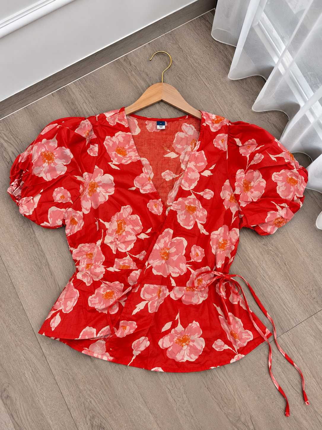 Blusa Floral Roja con Manga Abullonada