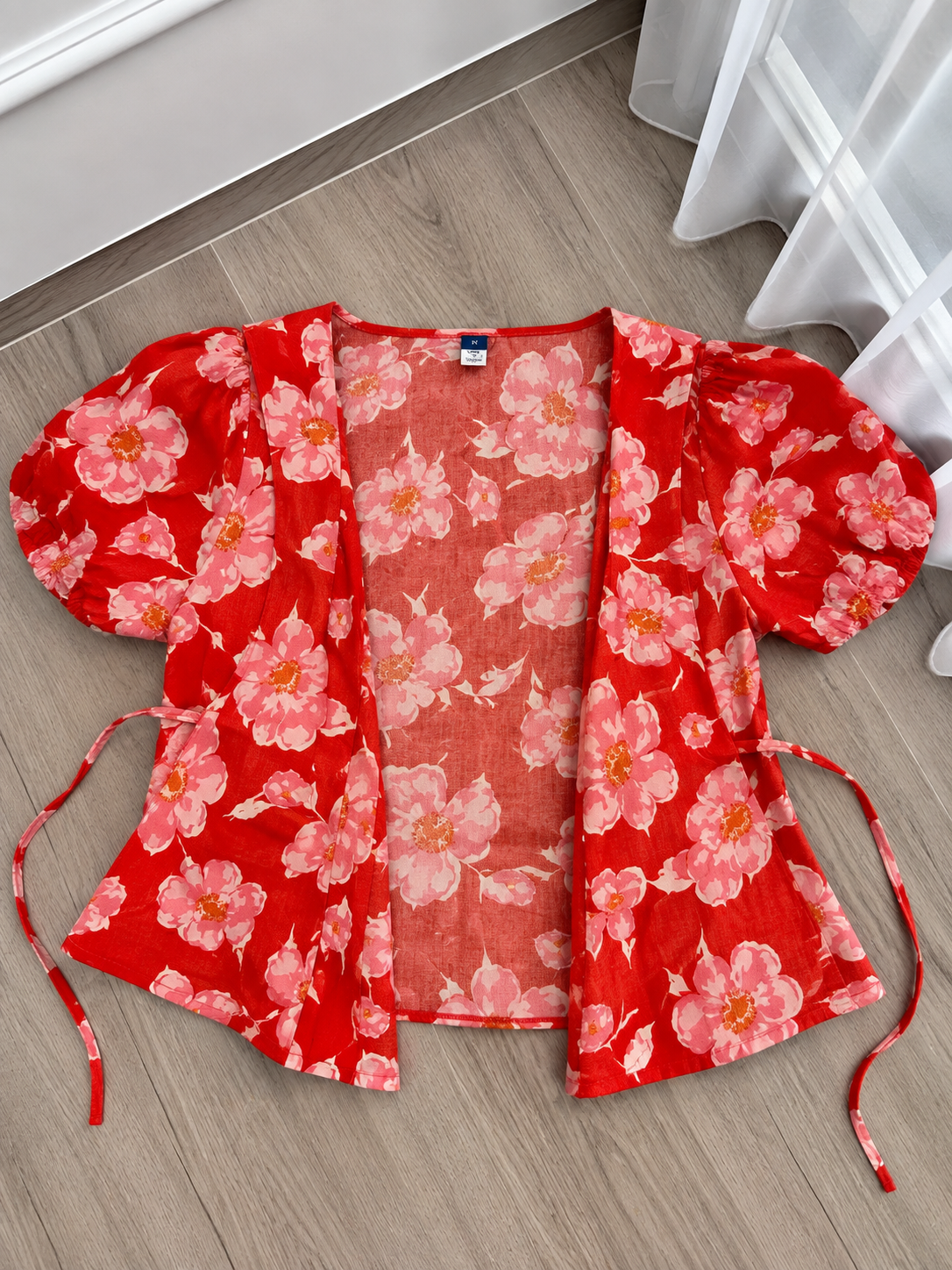 Blusa Floral Roja con Manga Abullonada