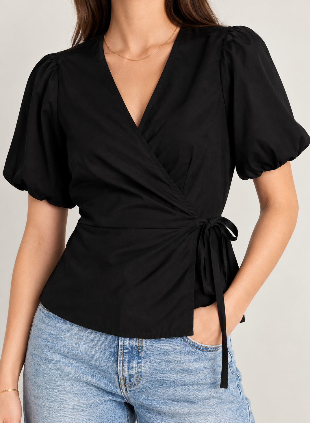 Blusa Negra Cruzada con Manga Abullonada