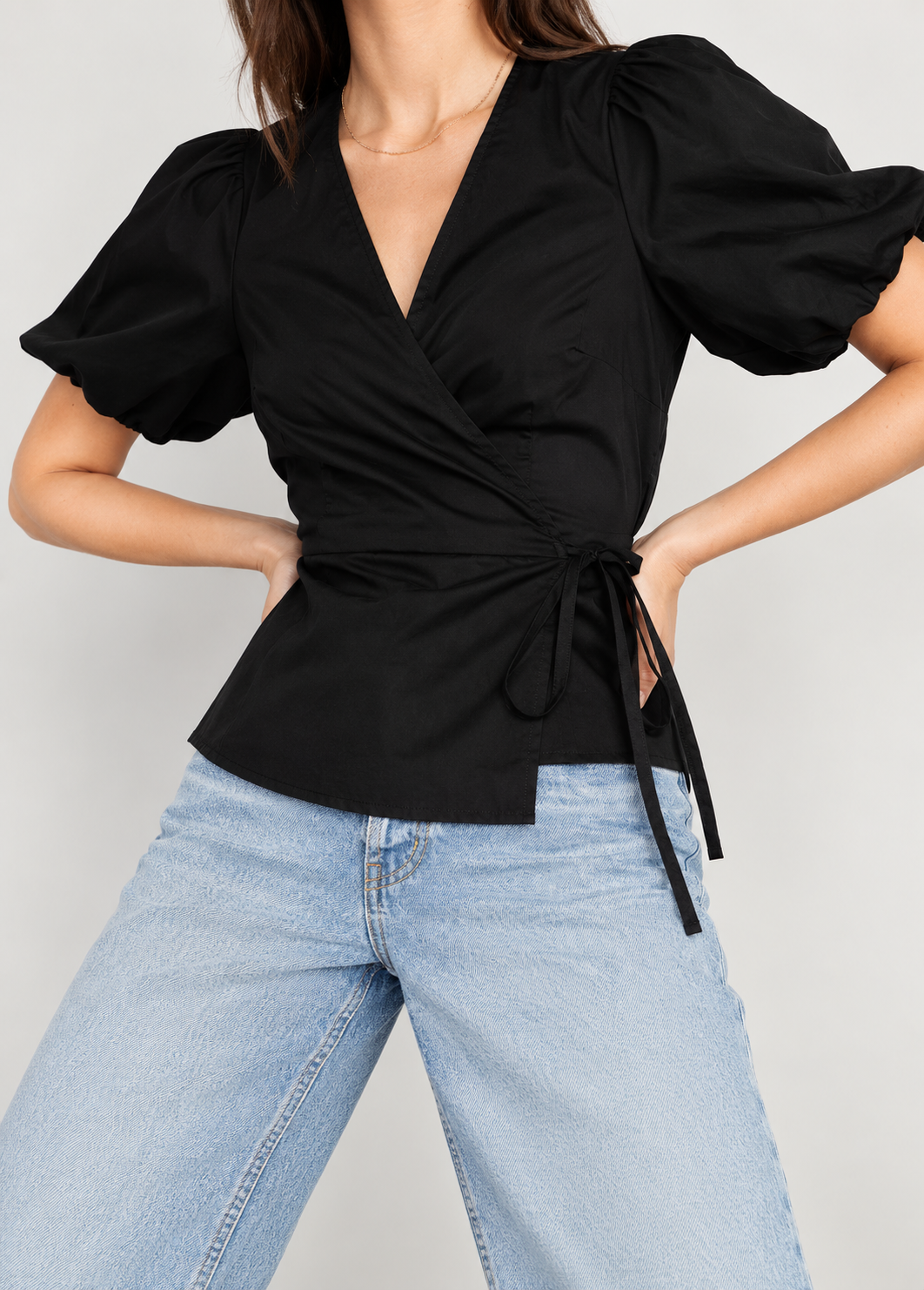 Blusa Negra Cruzada con Manga Abullonada