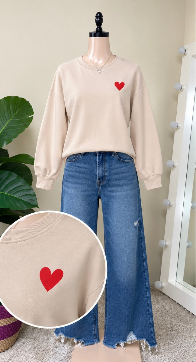 Sudadera Beige con Corazón Rojo